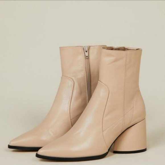 Intentionally Blank Boots - Picture 1 of 3